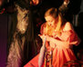 "Dornröschen" - Prinzessin Aurora (Constance Stock) sticht sich an der Spindel der Eisblumenfee Carabosse (Constanze Uhlig). Foto: J. Flügel