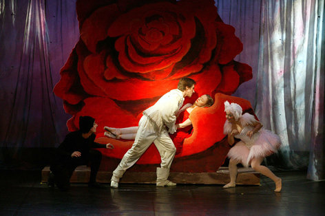 "Dornröschen" mit Pierre Damen (Gestiefelter Kater), Mirko Girmann (Prinz Désiré), Constance Stock (Prinzessin Aurora), Magali Schmedje (Mienz, die weiße Katze). Foto. J. Flügel 