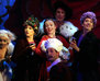 "Dornröschen" mit v.l. Magali Schmedje (weiße Katze), Katy Schröder (Holunderfee), Constance Stock (Königin Rose), Mirko Girmann (König Florestan XXIV.), Bodil Strutz (Fliederfee), Pierre Damen (der Gestiefelte Kater), vorne Martin Dorr (Luculus). Foto: J. Flügel
